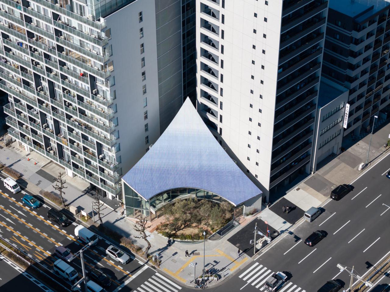 canopy of 28,000 glistening tiles sweeps over yuko nagayama's café in japan