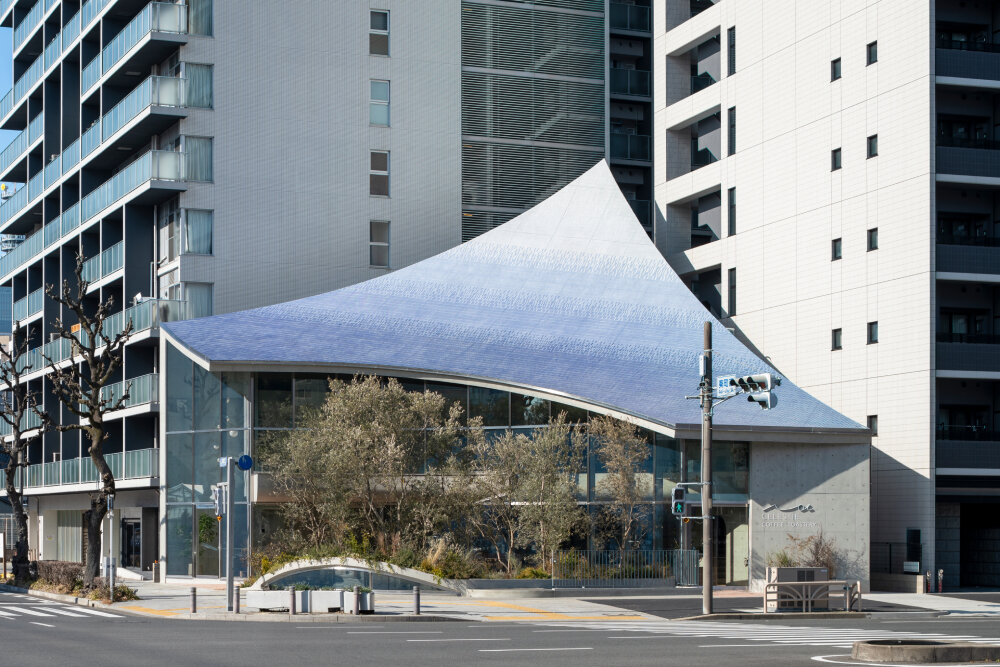 canopy of 28,000 glistening tiles sweeps over yuko nagayama's café in japan