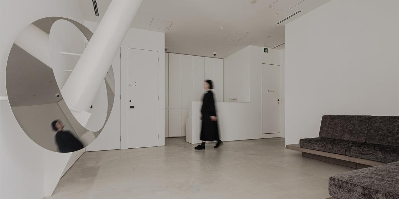 kooo-architects-terraces-hotel-facade-narrow-downtown-tokyo-lot-designboom-01