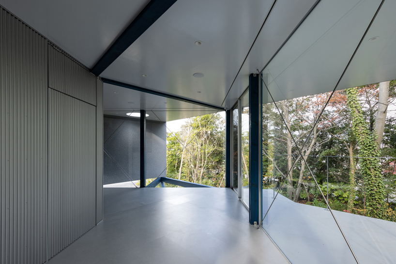 takuyahosokai's cakeshop café with rotating 45° spaces emerges from japanese forest
