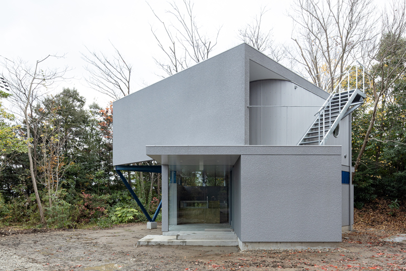 takuyahosokai's cakeshop café with rotating 45° spaces emerges from japanese forest