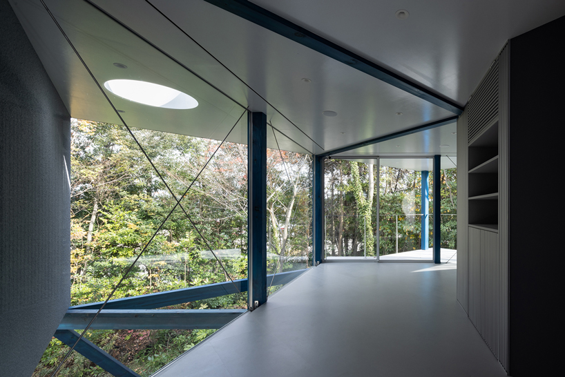 takuyahosokai's cakeshop café with rotating 45° spaces emerges from japanese forest